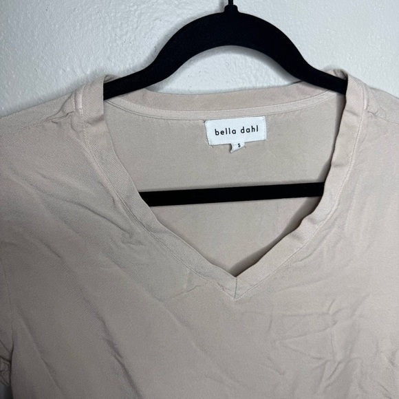 BELLA DAHL V-NECK SHORT SLEEVE TEE SOFT TAN - Picture 5 of 8